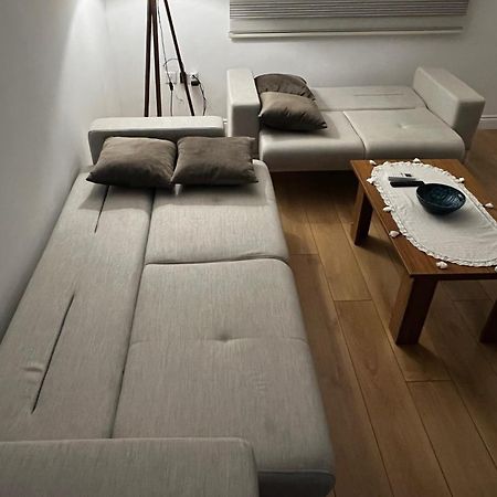 Stylish 3 Bedroom Apartment In ไคริเนีย ภายนอก รูปภาพ