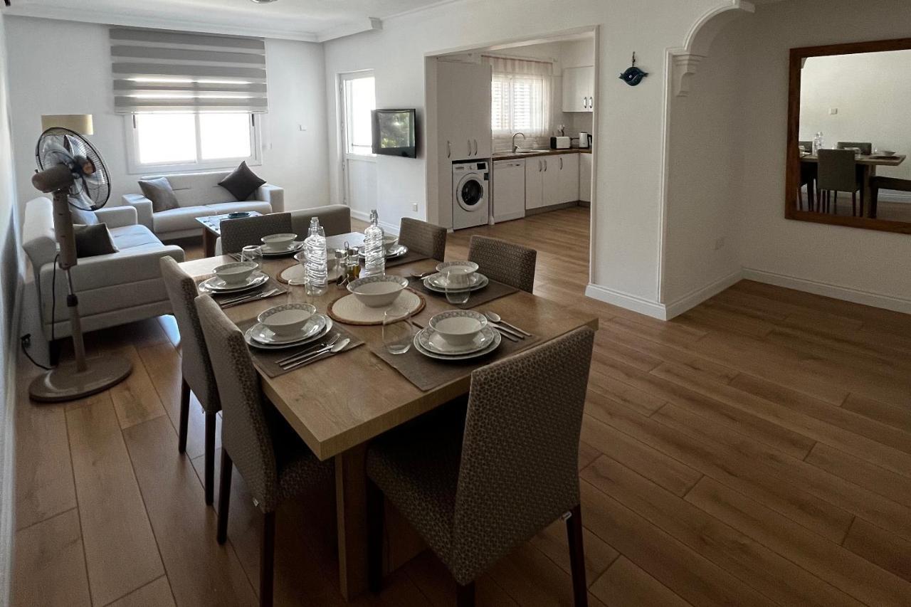 Stylish 3 Bedroom Apartment In ไคริเนีย ภายนอก รูปภาพ