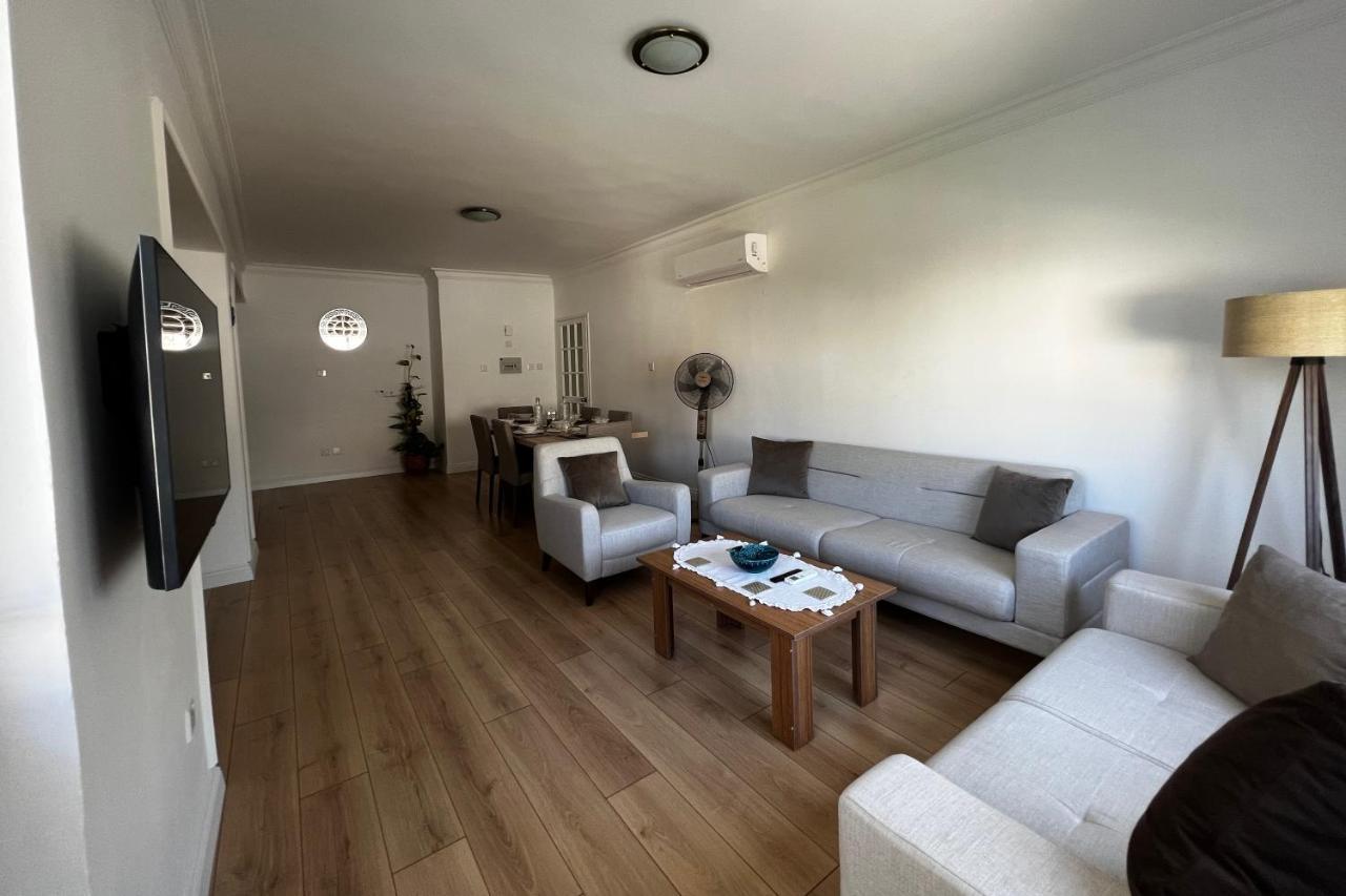 Stylish 3 Bedroom Apartment In ไคริเนีย ภายนอก รูปภาพ