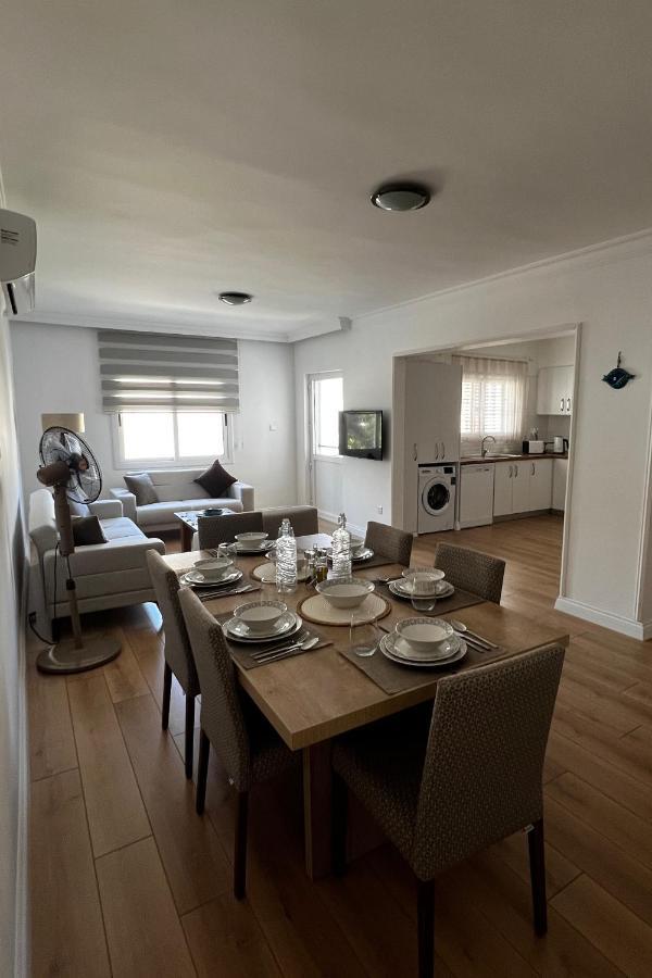 Stylish 3 Bedroom Apartment In ไคริเนีย ภายนอก รูปภาพ