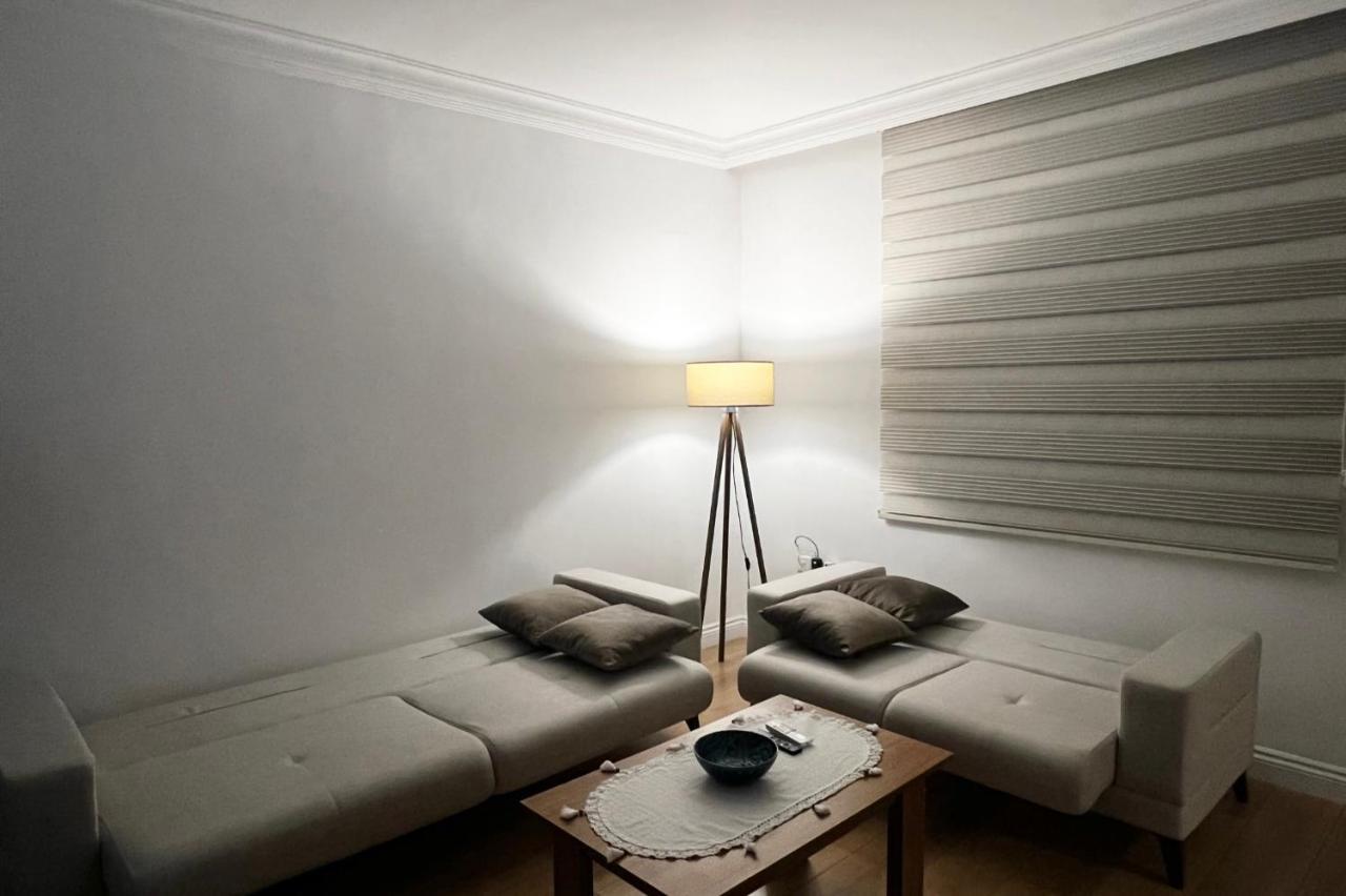 Stylish 3 Bedroom Apartment In ไคริเนีย ภายนอก รูปภาพ