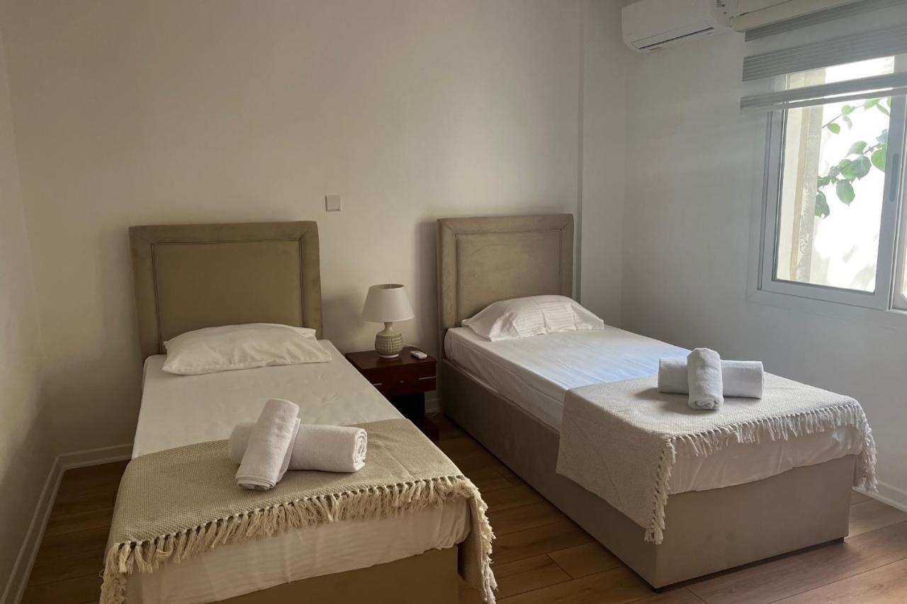 Stylish 3 Bedroom Apartment In ไคริเนีย ภายนอก รูปภาพ