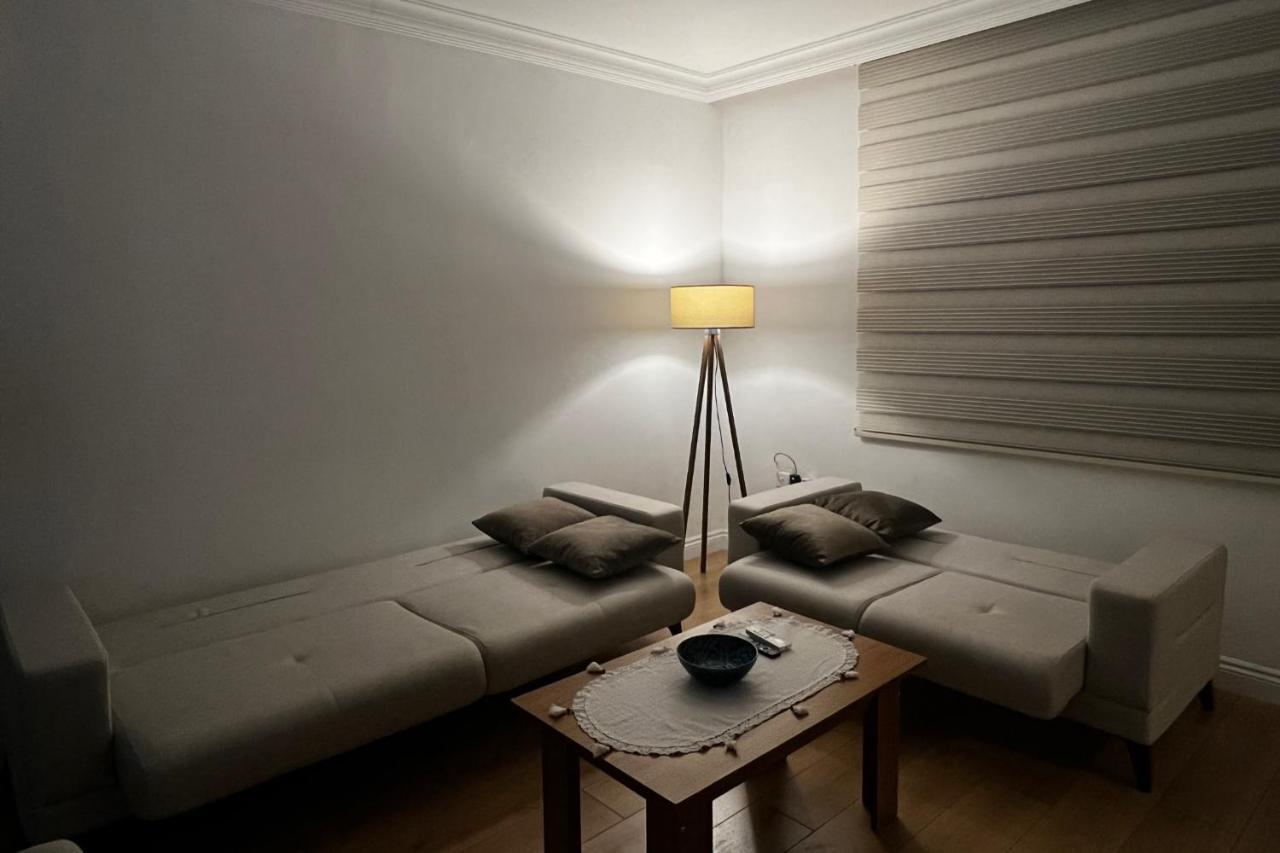 Stylish 3 Bedroom Apartment In ไคริเนีย ภายนอก รูปภาพ
