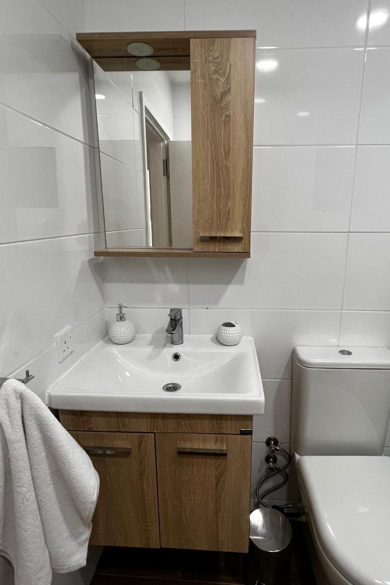 Stylish 3 Bedroom Apartment In ไคริเนีย ภายนอก รูปภาพ