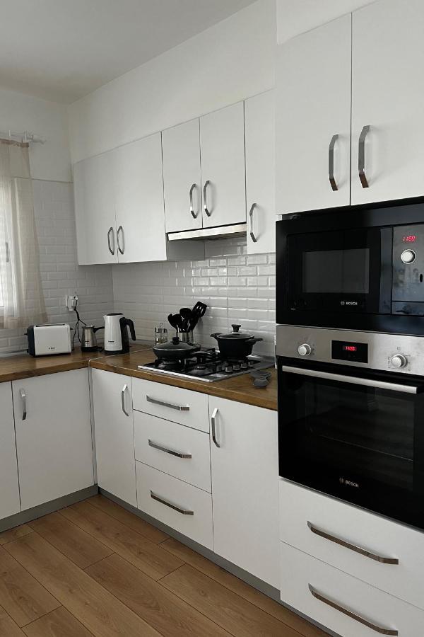 Stylish 3 Bedroom Apartment In ไคริเนีย ภายนอก รูปภาพ