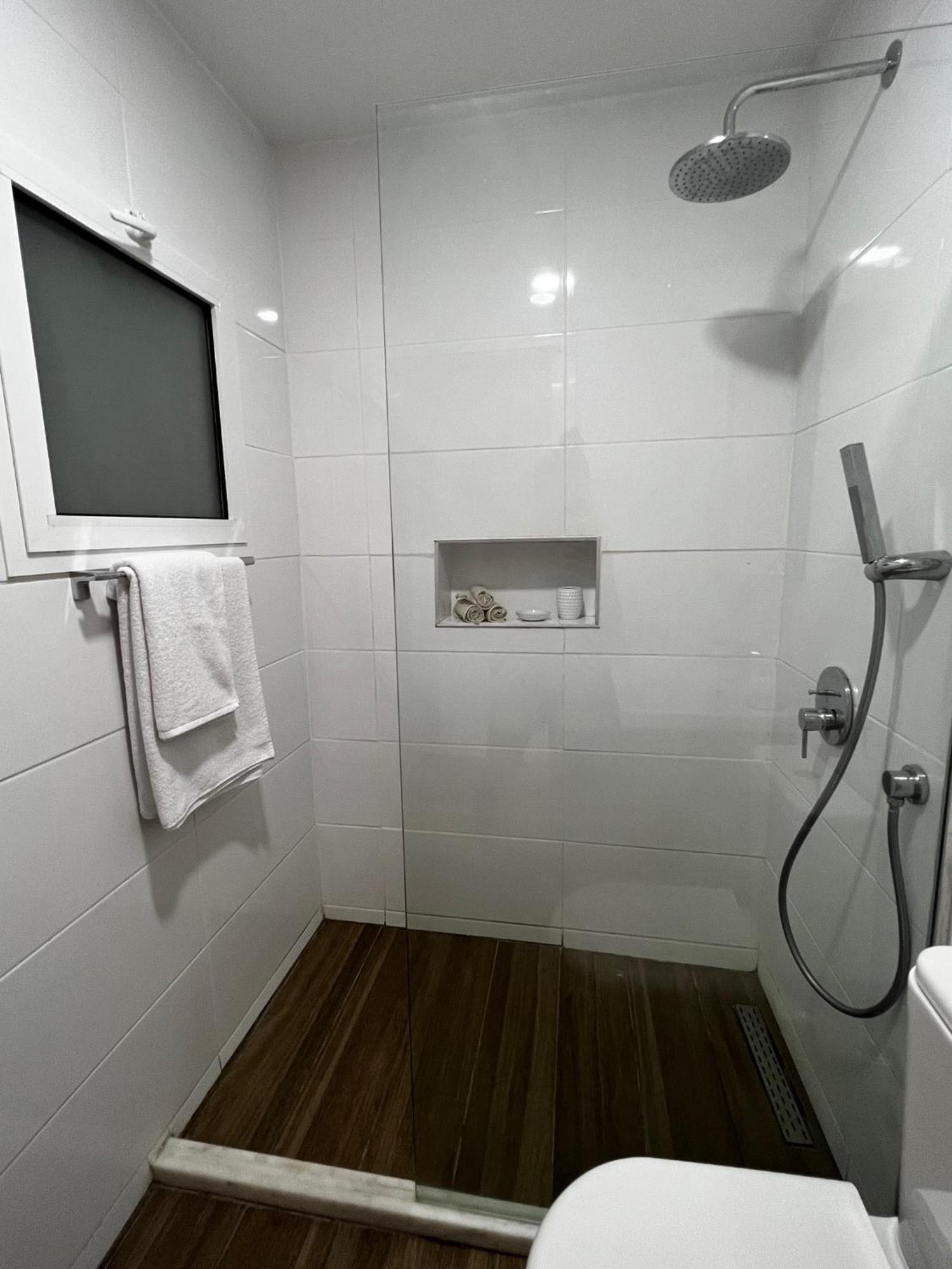 Stylish 3 Bedroom Apartment In ไคริเนีย ภายนอก รูปภาพ