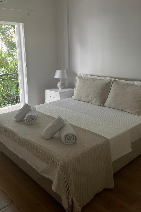 Stylish 3 Bedroom Apartment In ไคริเนีย ภายนอก รูปภาพ