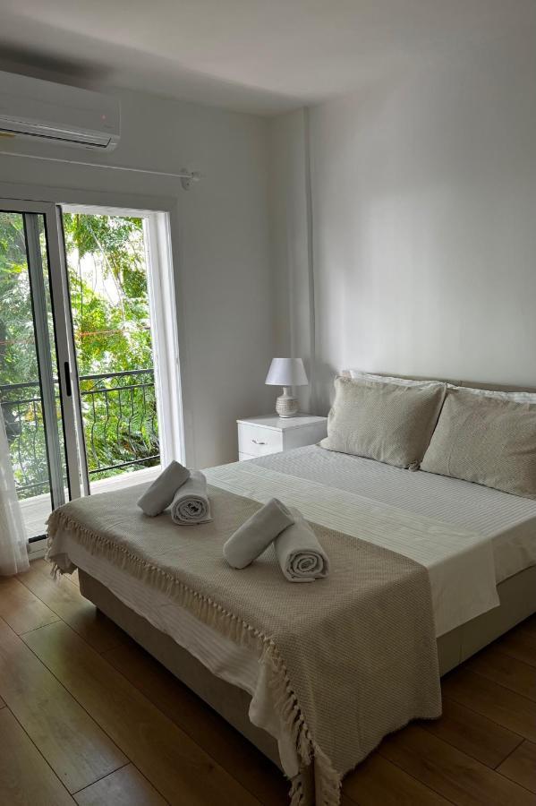 Stylish 3 Bedroom Apartment In ไคริเนีย ภายนอก รูปภาพ