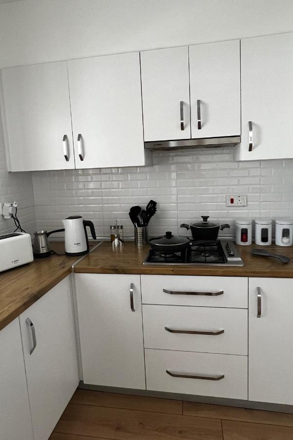 Stylish 3 Bedroom Apartment In ไคริเนีย ภายนอก รูปภาพ