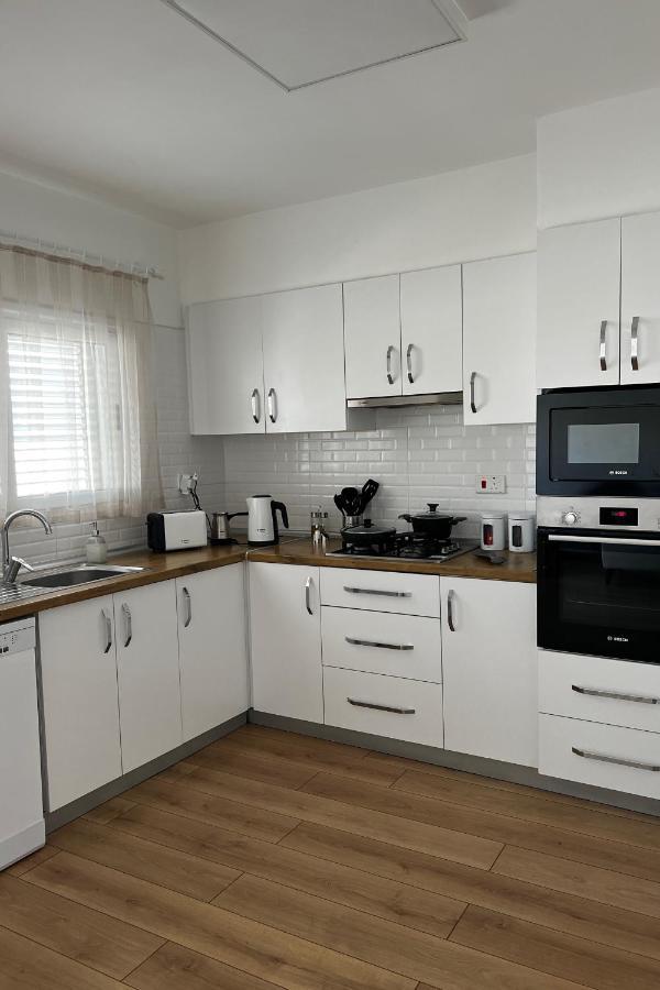 Stylish 3 Bedroom Apartment In ไคริเนีย ภายนอก รูปภาพ